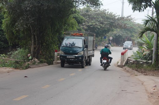 Xe tải chở hàng tại huyện Ứng Hòa – Hà Nội