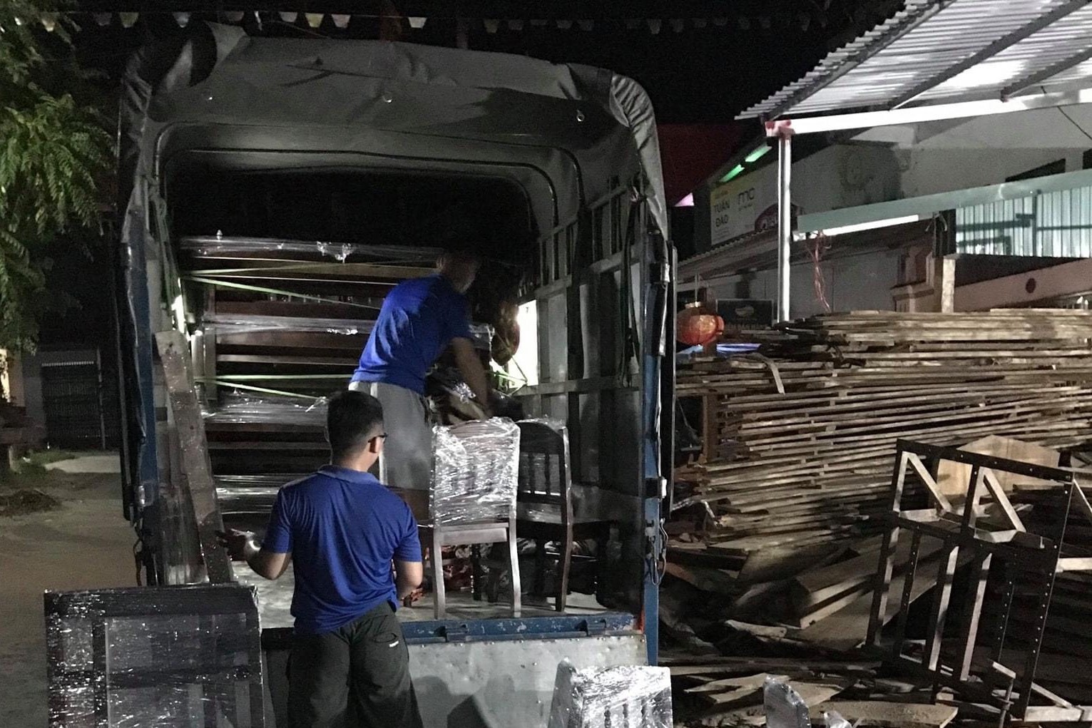 Xe tải vận chuyển thiết bị máy móc, thiết bị văn phòng, thiết bị gia đình ở Hà Nội.