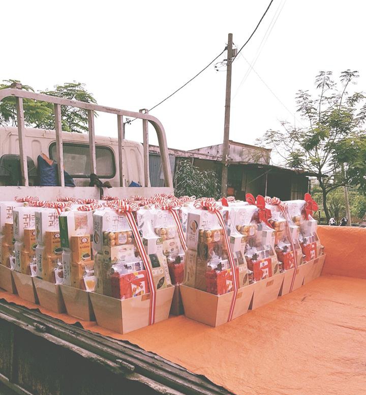 Xe tải chở giỏ quà tết ở Hà Nội